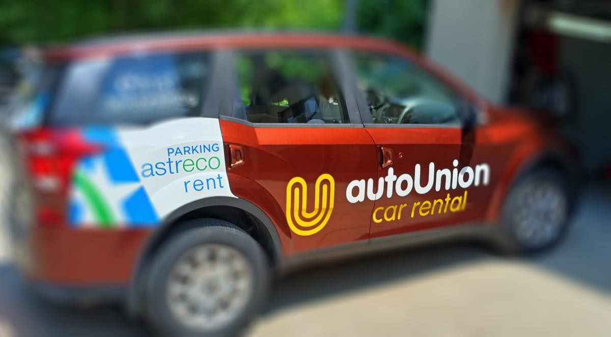 SUV Auto Union–Astreco Rent с червена основа и бранд графика