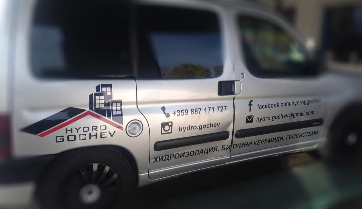 Надписи от цветно плотерно фолио върху автомобил