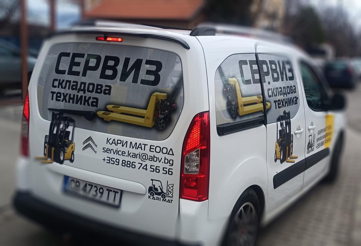 Графична композиция върху лекотоварен автомобил